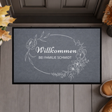 Personalisierte Blumenkranz Willkommen Fußmatte mit Familiennamen – Individuelle schwarze Eingangsmatte, Geschenk zum Einzug