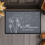 Personalisierte Fußmatte mit Namen – Willkommen bei Familie – Pusteblume Türmatte mit Gummirand