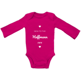 Personalisierter Baby Body „New to the Crew“ – Wunschname Baby Strampler, Neugeborenen Outfit, Baby Geschenk zur Geburt & Babyparty