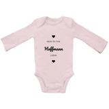 Personalisierter Baby Body „New to the Crew“ – Wunschname Baby Strampler, Neugeborenen Outfit, Baby Geschenk zur Geburt & Babyparty