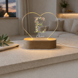 Personalisiertes LED Nachtlicht mit floralem Monogramm & Wunschname | Acrylglas Lampe mit Holzsockel
