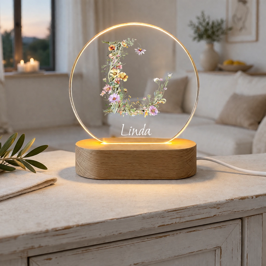 Personalisiertes LED Nachtlicht mit floralem Monogramm & Wunschname | Acrylglas Lampe mit Holzsockel