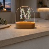 Personalisiertes LED Nachtlicht mit floralem Monogramm & Wunschname | Acrylglas Lampe mit Holzsockel