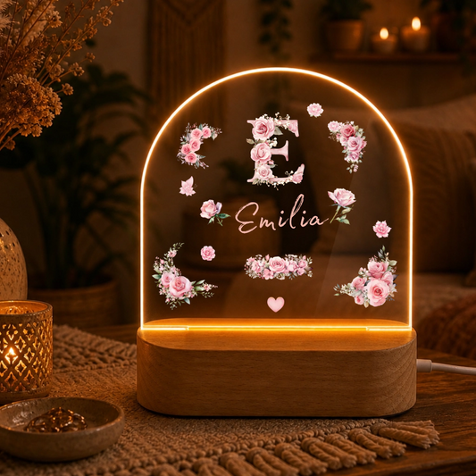 Personalisiertes Nachtlicht „Rosen-Monogramm" auf Holzsockel, beleuchtet