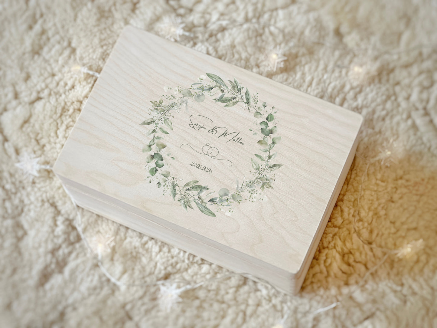 Personalisierte Holzkiste Hochzeit mit Blumenkranz Namen und Datum Erinnerungsbox