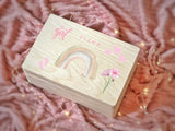 Erinnerungskiste Baby Holz,
Geschenk zur Geburt Mädchen,
Baby Memory Box personalisiert,
Aufbewahrungsbox Baby Erinnerungen,
Individuelle Baby Geschenkidee,
Personalisierte Geschenkbox Baby,
Holz Erinnerungsbox Kinderzimmer,
Baby Andenken Aufbewahrungsbox