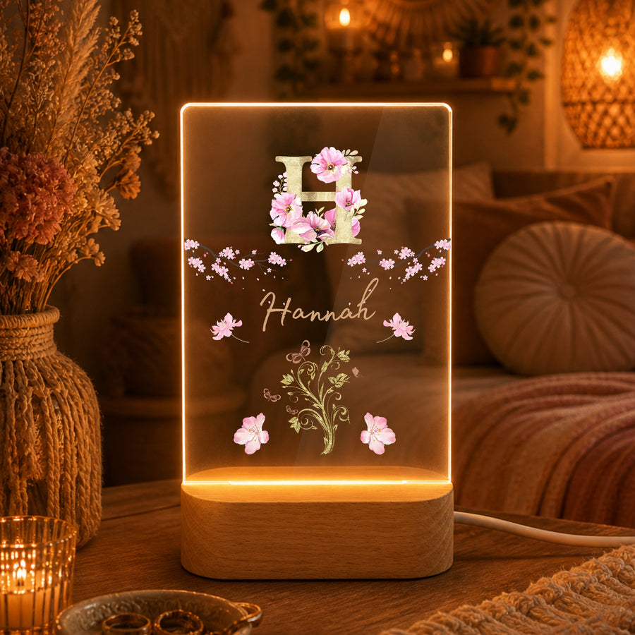 Personalisierte LED Nachtlampe mit goldenem Blumen-Monogramm & Namen | Individuelle Acryl Lampe als Geschenk für Mädchen, Frauen, Schwester & Schlafzimmer Deko