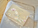 Personalisierte Holz Erinnerungsbox mit Wildblumen Design