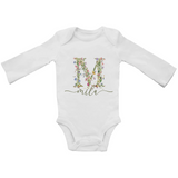 Personalisierter Baby Bio Body mit Wildblumen Monogramm & Namen – Geschenk zur Geburt für Mädchen & Jungen